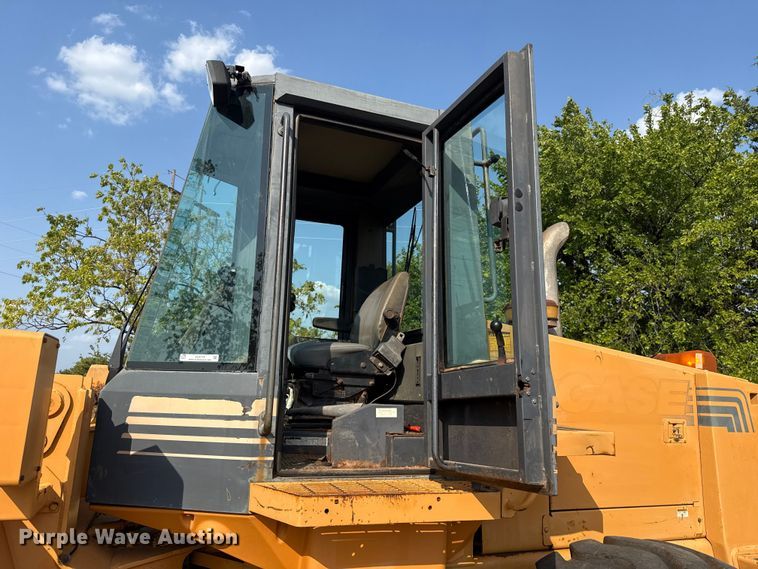 image for item FC4114 1995 Case 721B wheel loader