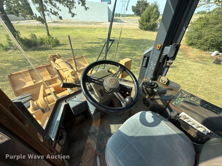 image for item FC4114 1995 Case 721B wheel loader