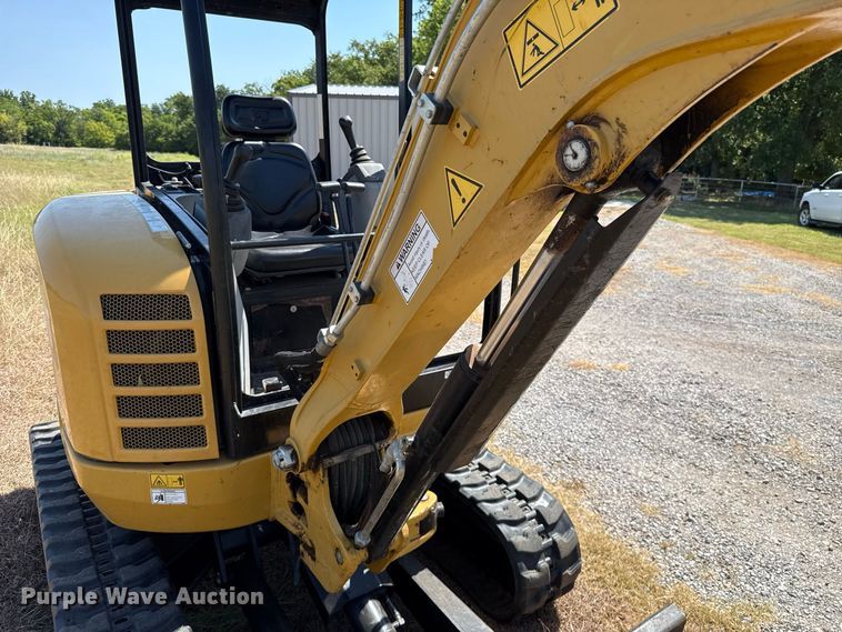 image for item FC4177 2015 Caterpillar 302.7DCR mini excavator