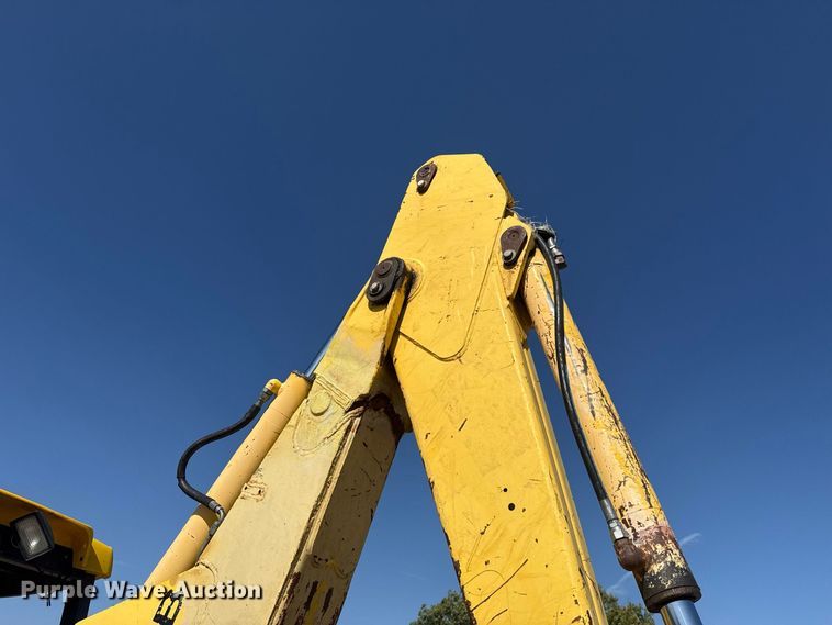 image for item FC4194 2005 New Holland LB75B backhoe