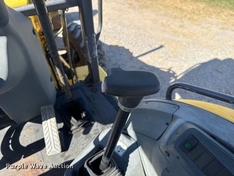 image for item FC4194 2005 New Holland LB75B backhoe