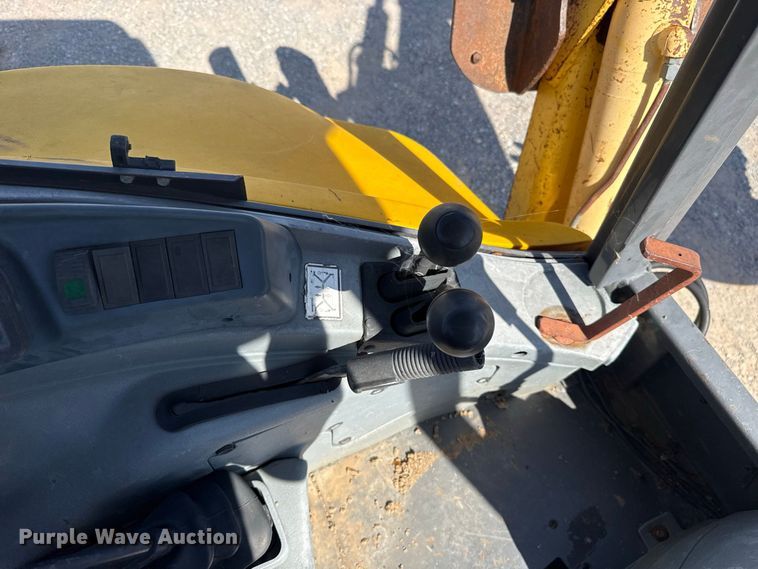 image for item FC4194 2005 New Holland LB75B backhoe