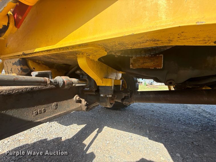 image for item FC4194 2005 New Holland LB75B backhoe