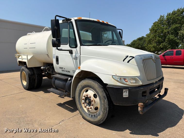 image for item FI0343 2005 International 4200 water truck