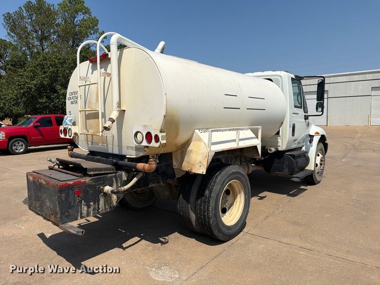 image for item FI0343 2005 International 4200 water truck