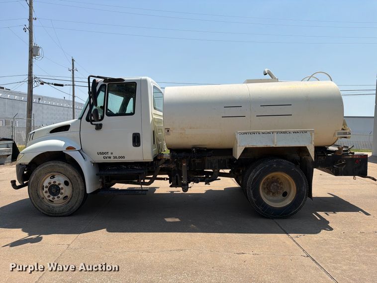 image for item FI0343 2005 International 4200 water truck