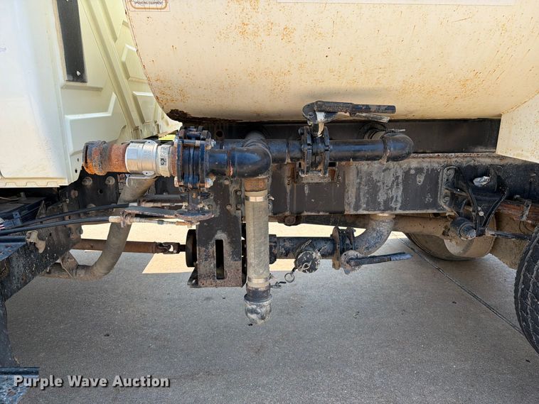 image for item FI0343 2005 International 4200 water truck