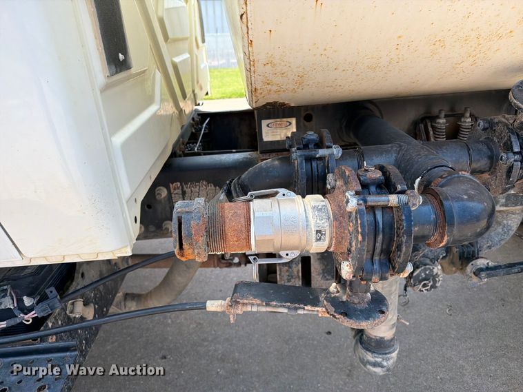 image for item FI0343 2005 International 4200 water truck