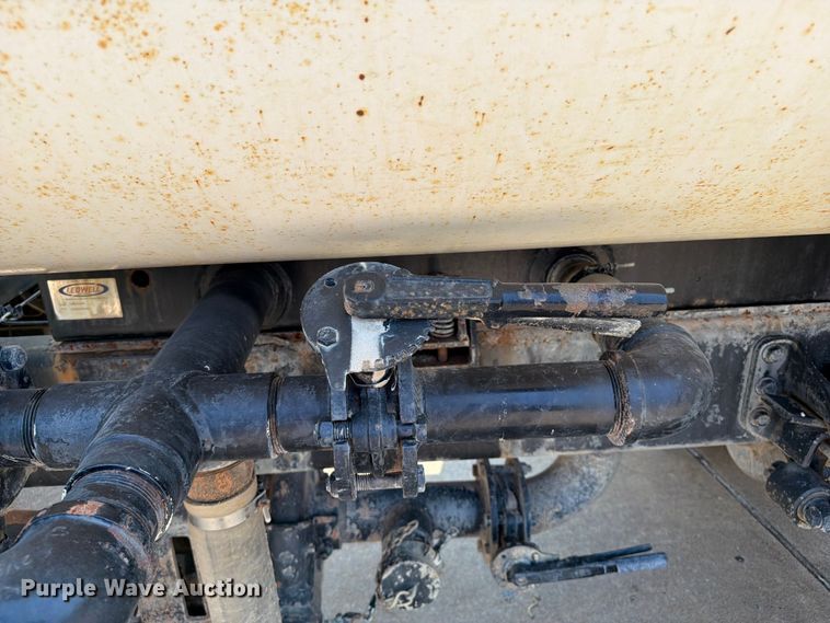 image for item FI0343 2005 International 4200 water truck