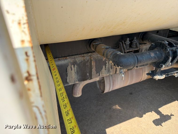 image for item FI0343 2005 International 4200 water truck
