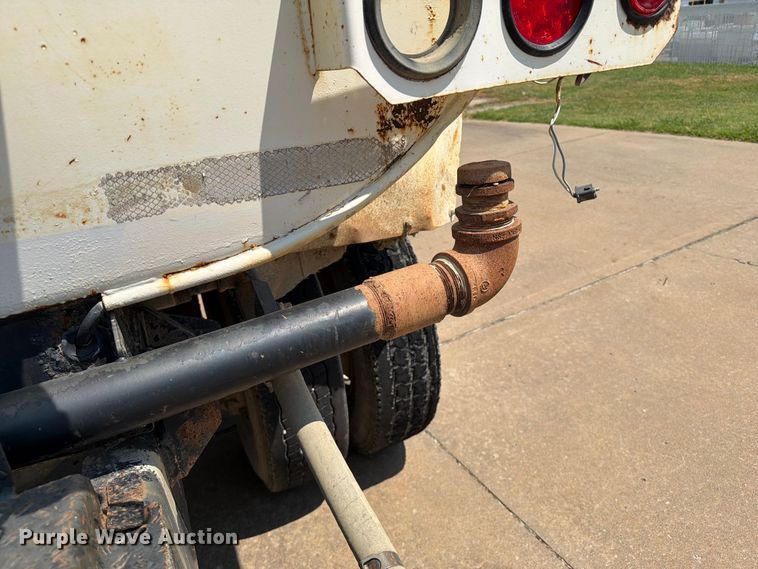 image for item FI0343 2005 International 4200 water truck