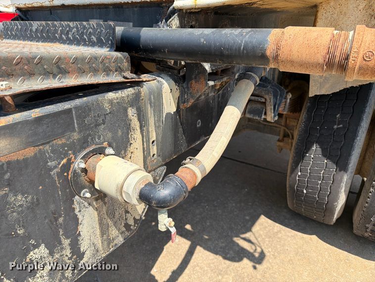 image for item FI0343 2005 International 4200 water truck