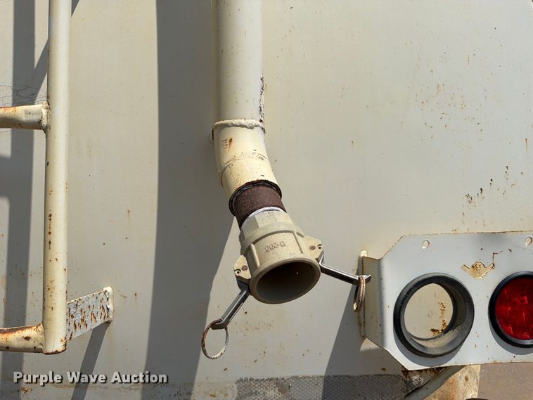 image for item FI0343 2005 International 4200 water truck