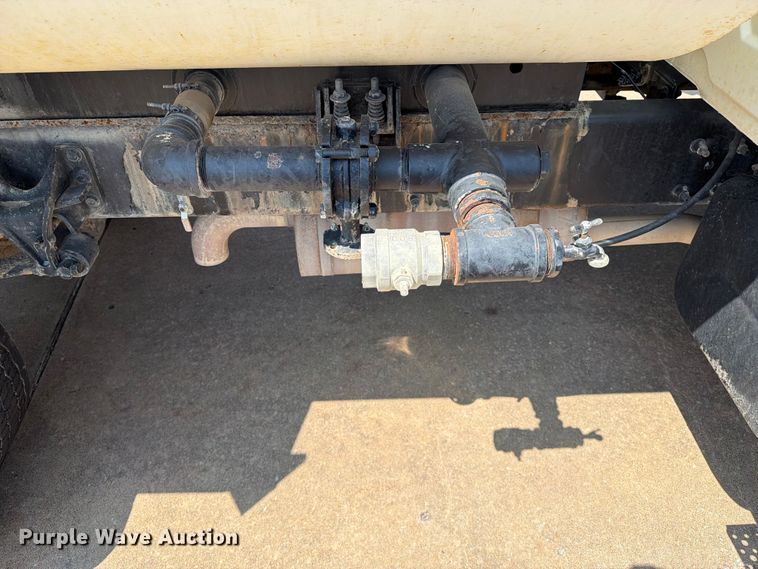 image for item FI0343 2005 International 4200 water truck