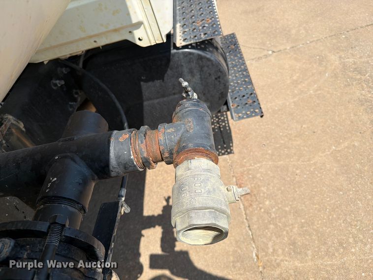 image for item FI0343 2005 International 4200 water truck