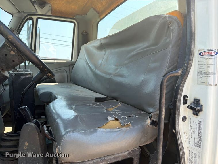 image for item FI0343 2005 International 4200 water truck