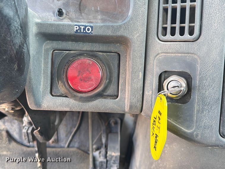 image for item FI0343 2005 International 4200 water truck