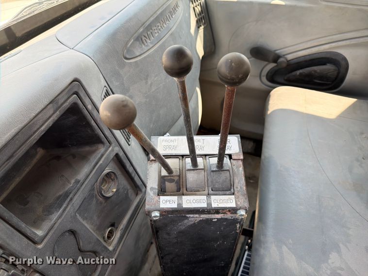 image for item FI0343 2005 International 4200 water truck