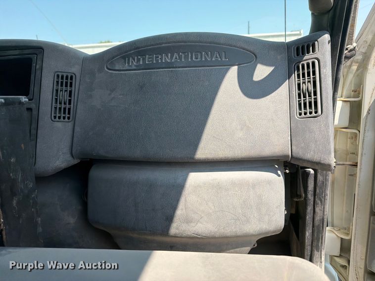 image for item FI0343 2005 International 4200 water truck