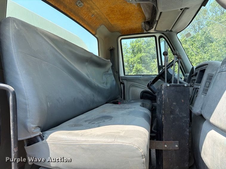 image for item FI0343 2005 International 4200 water truck