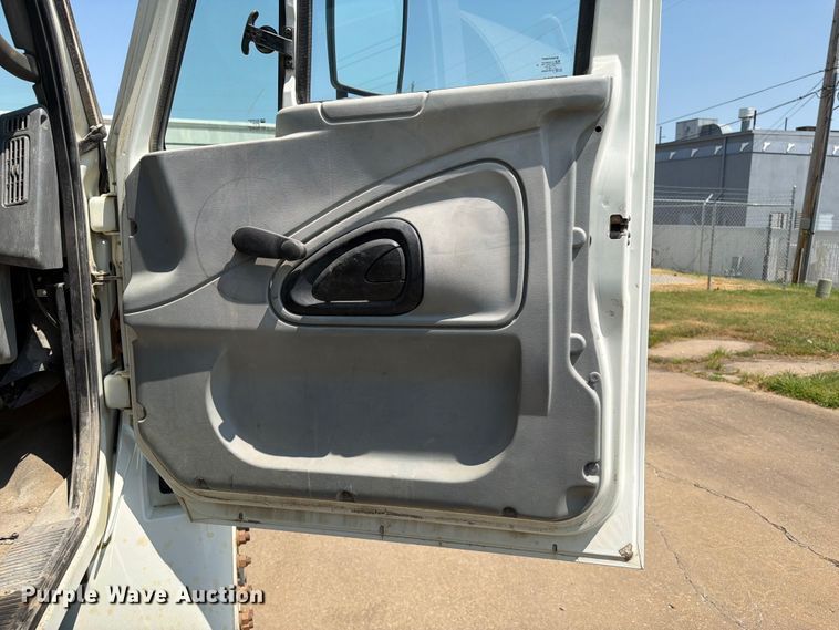 image for item FI0343 2005 International 4200 water truck