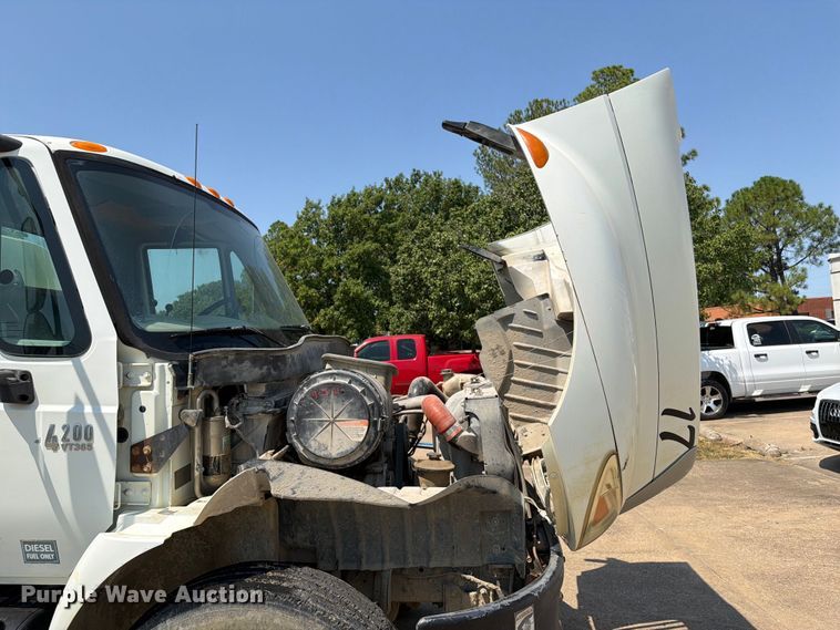 image for item FI0343 2005 International 4200 water truck