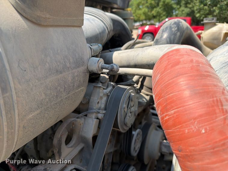 image for item FI0343 2005 International 4200 water truck