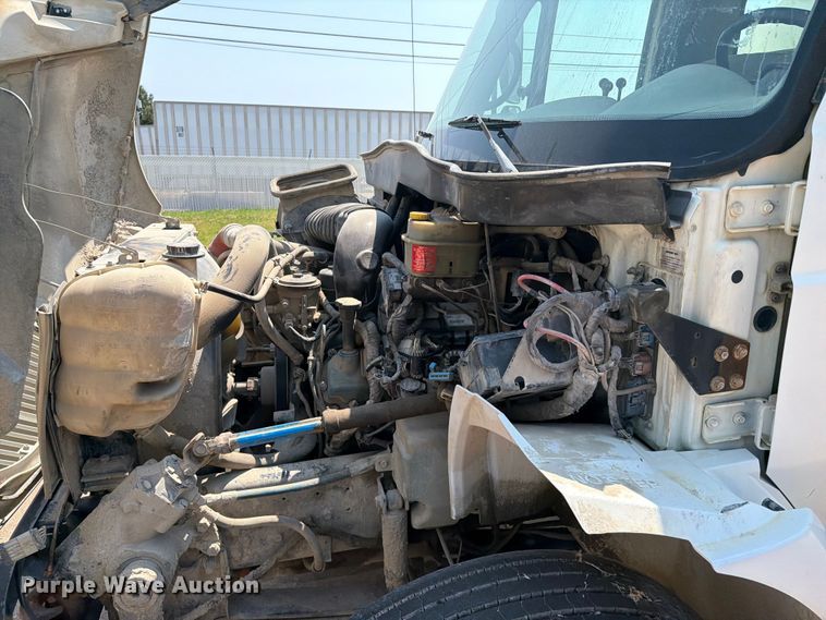 image for item FI0343 2005 International 4200 water truck