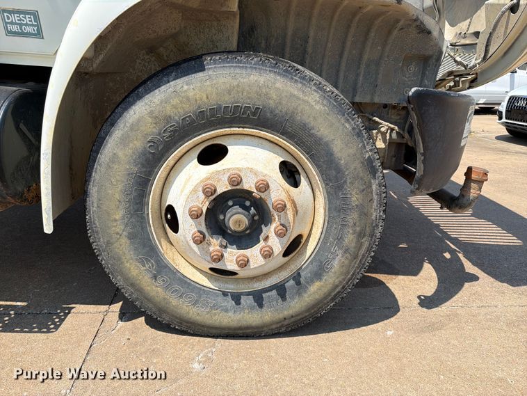 image for item FI0343 2005 International 4200 water truck