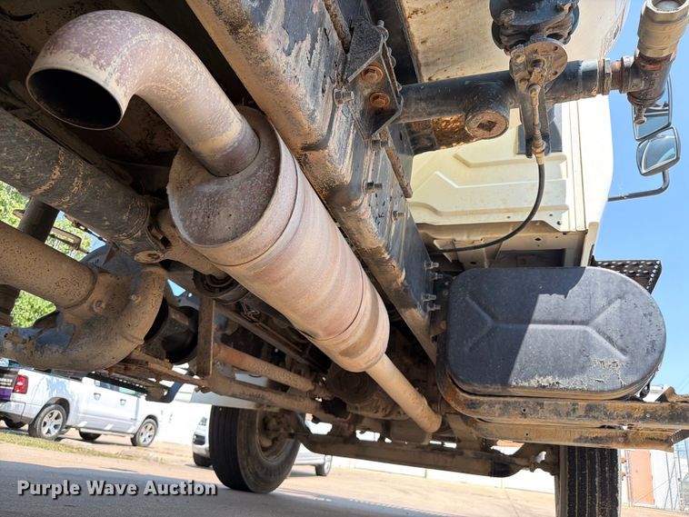 image for item FI0343 2005 International 4200 water truck