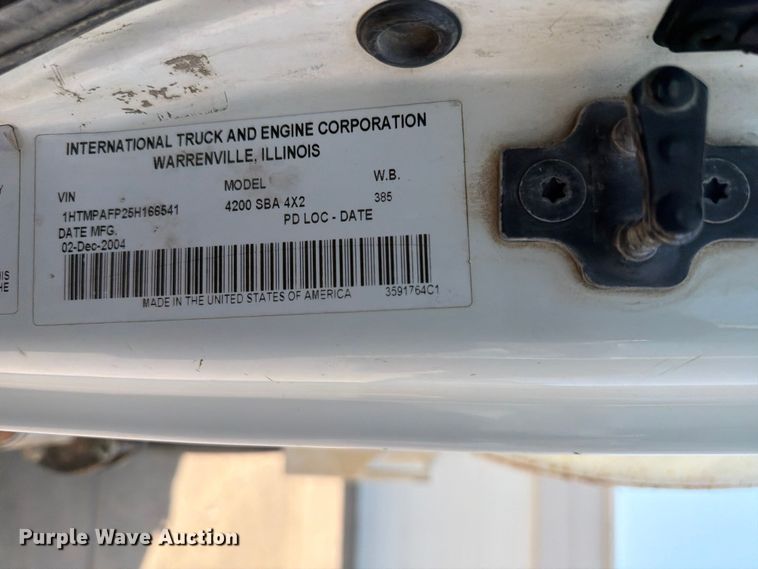 image for item FI0343 2005 International 4200 water truck