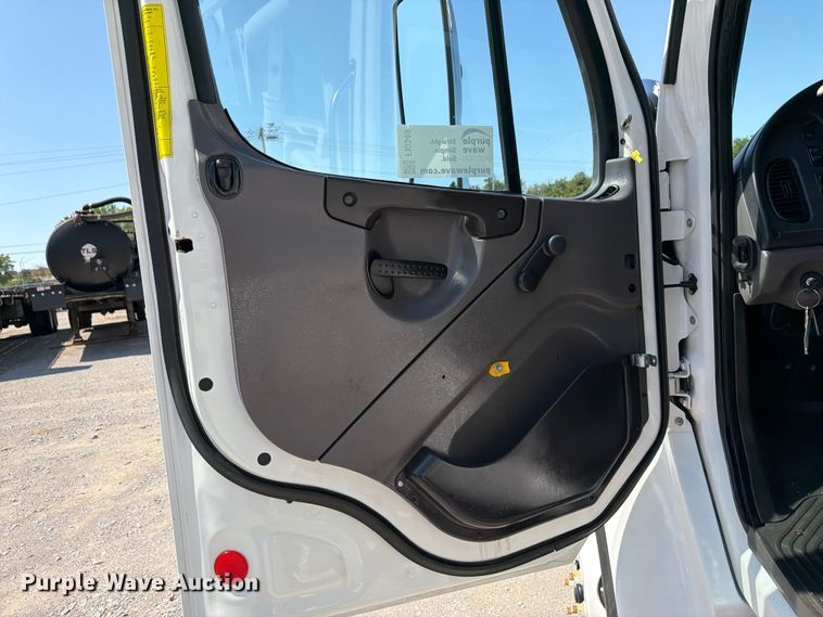 image for item FI0349 2006 Freightliner Business Class M2 bucket truck
