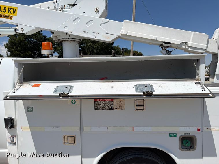 image for item FI0352 2008 Dodge 5500 bucket truck
