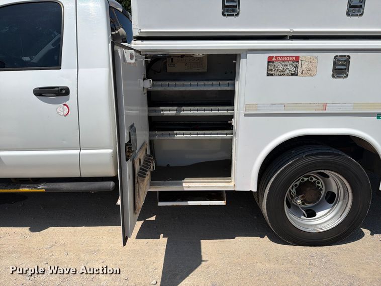 image for item FI0352 2008 Dodge 5500 bucket truck