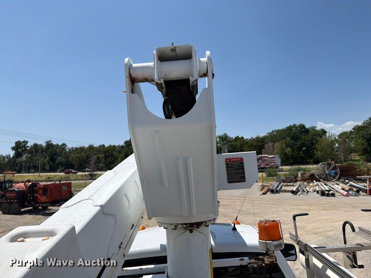 image for item FI0352 2008 Dodge 5500 bucket truck