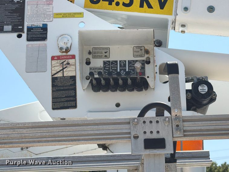 image for item FI0352 2008 Dodge 5500 bucket truck