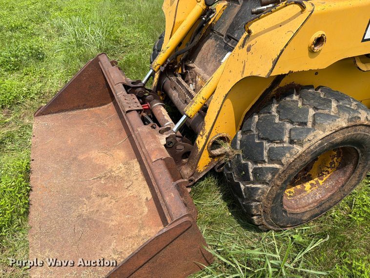 image for item FK3313 2005 John Deere 320 skid steer loader