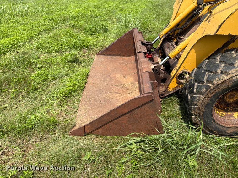 image for item FK3313 2005 John Deere 320 skid steer loader