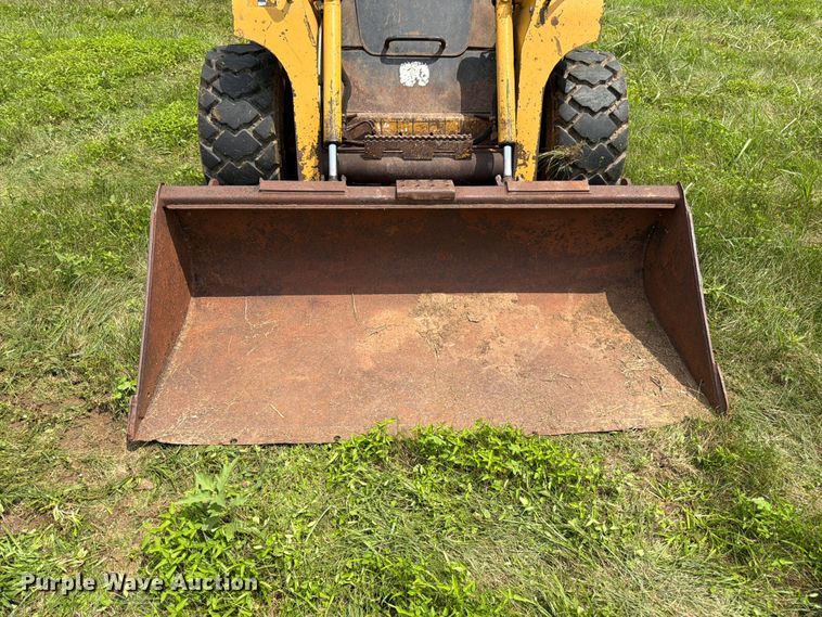 image for item FK3313 2005 John Deere 320 skid steer loader