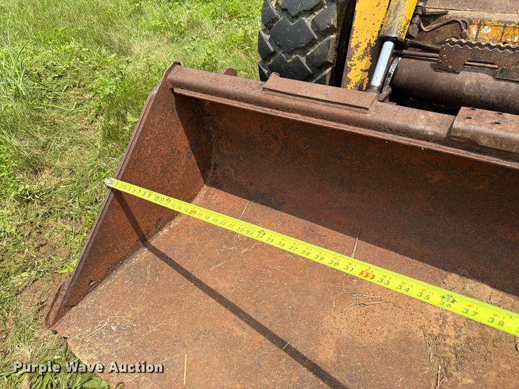 image for item FK3313 2005 John Deere 320 skid steer loader