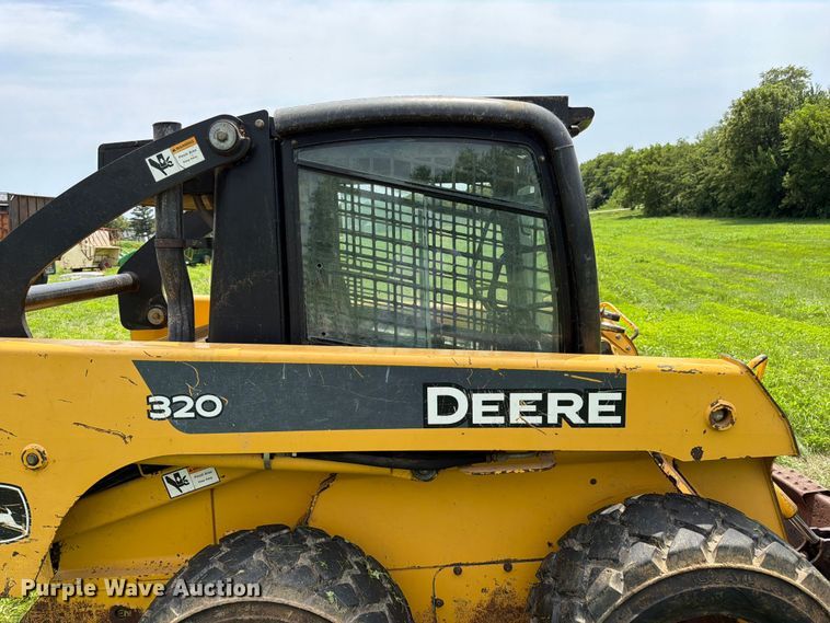 image for item FK3313 2005 John Deere 320 skid steer loader