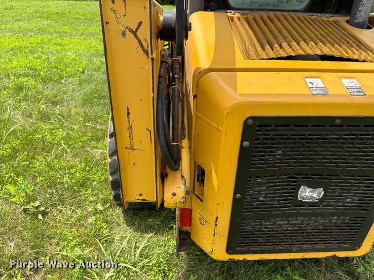 image for item FK3313 2005 John Deere 320 skid steer loader