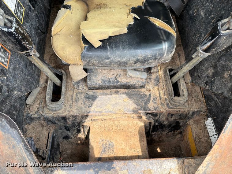 image for item FK3313 2005 John Deere 320 skid steer loader