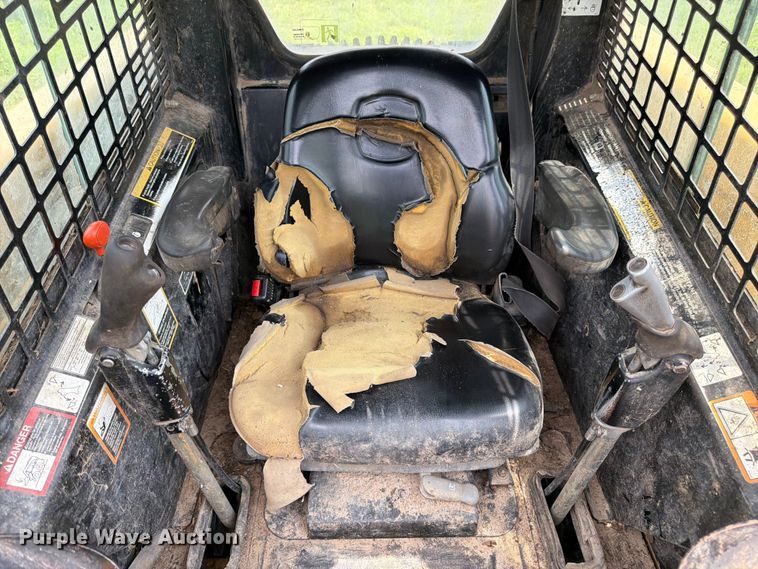 image for item FK3313 2005 John Deere 320 skid steer loader