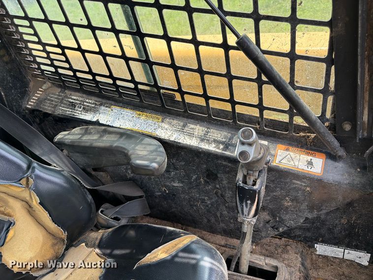 image for item FK3313 2005 John Deere 320 skid steer loader