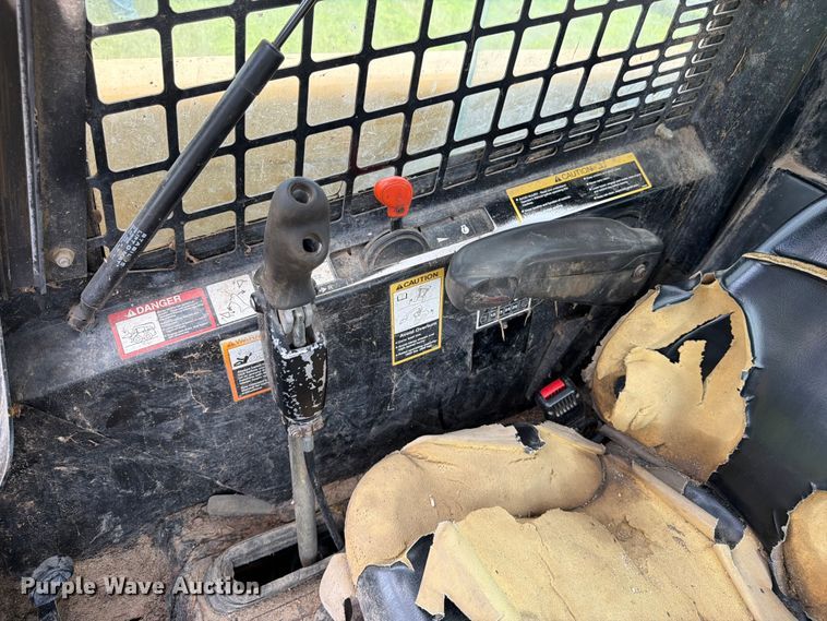 image for item FK3313 2005 John Deere 320 skid steer loader