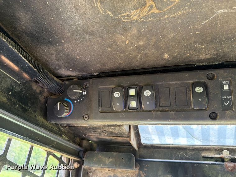 image for item FK3313 2005 John Deere 320 skid steer loader