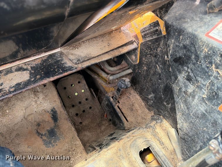image for item FK3313 2005 John Deere 320 skid steer loader