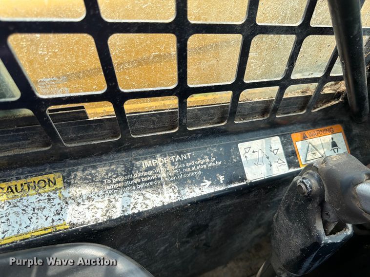image for item FK3313 2005 John Deere 320 skid steer loader