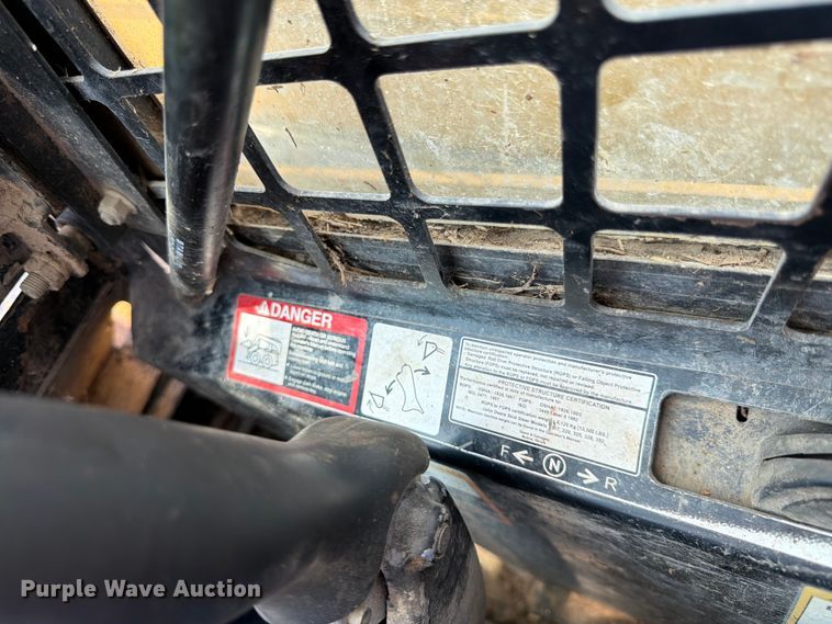 image for item FK3313 2005 John Deere 320 skid steer loader